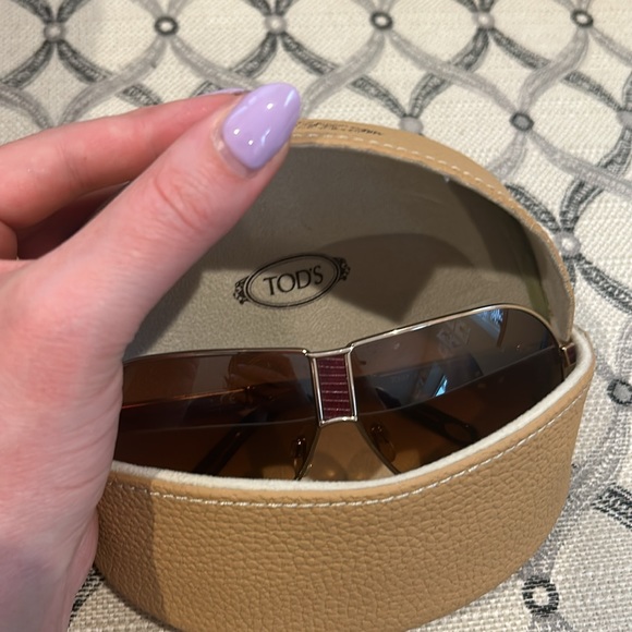 Tods aviator sunglasses with burgundy leather accents - Picture 8 of 9